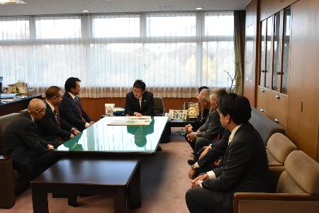 廣瀬技監へ説明を行う同盟会一同