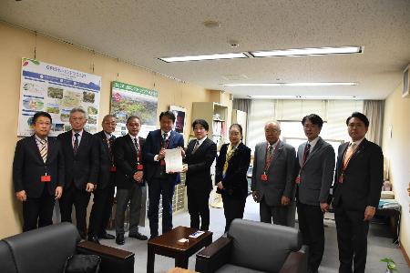 中田国土交通省都市局長に要望書を渡す同盟会一同