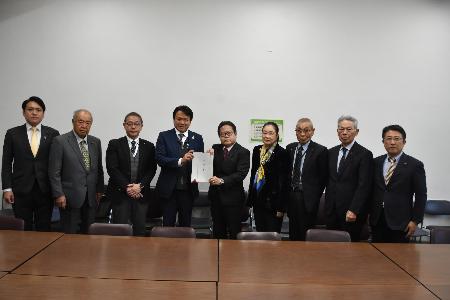 山川財務省主計局主計官に要望書を渡す同盟会一同