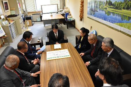 中田国土交通省都市局長へ説明を行う同盟会一同