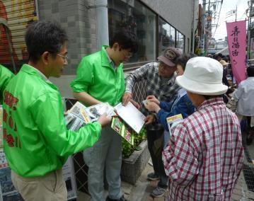 イベント会場にて春日部駅周辺高架化について来場者アンケートを取る人達の写真