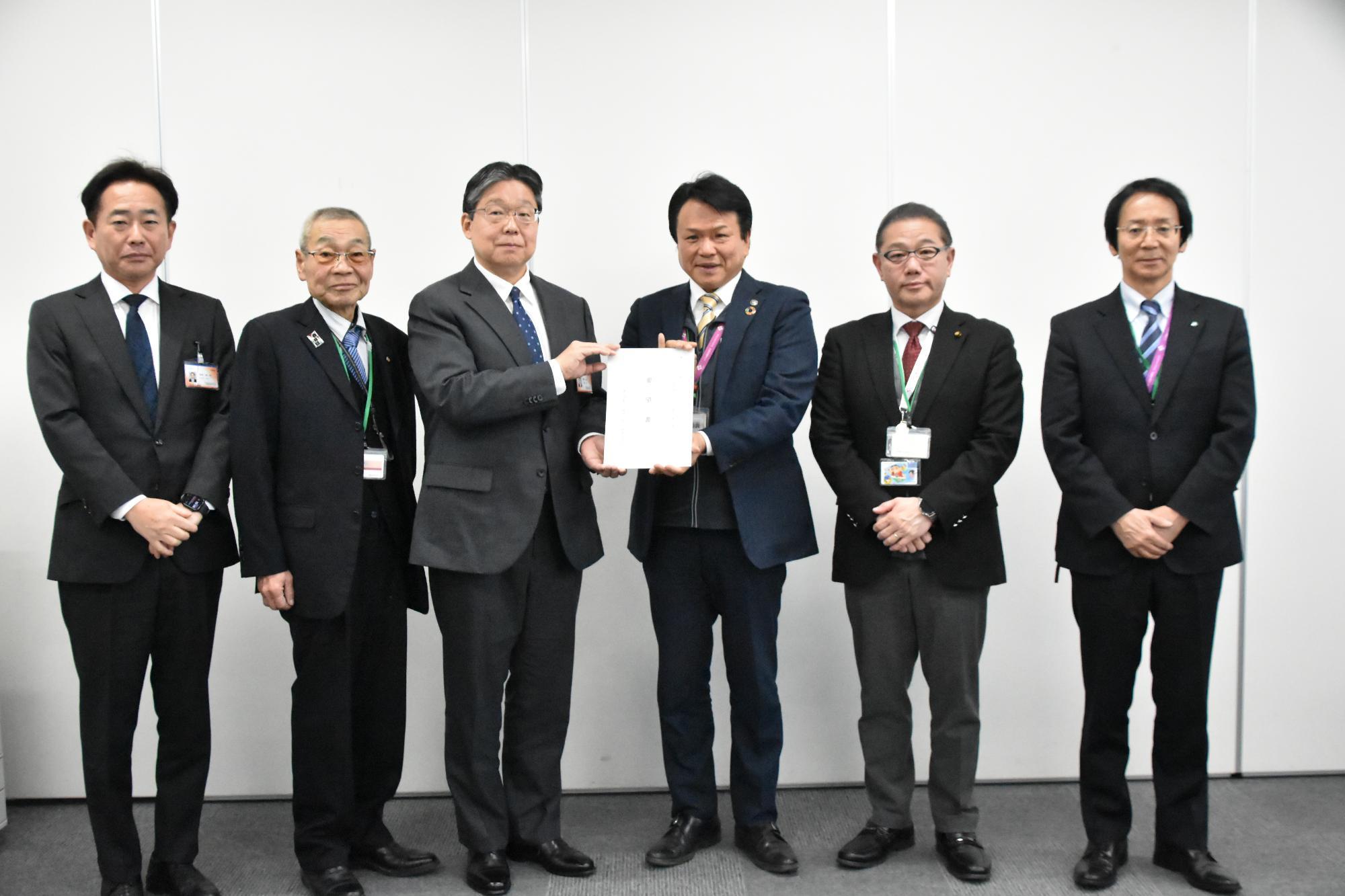 橋本部長に要望書を提出する岩谷会長と、その横に並ぶ同盟会副会長と東武鉄道の皆様の写真