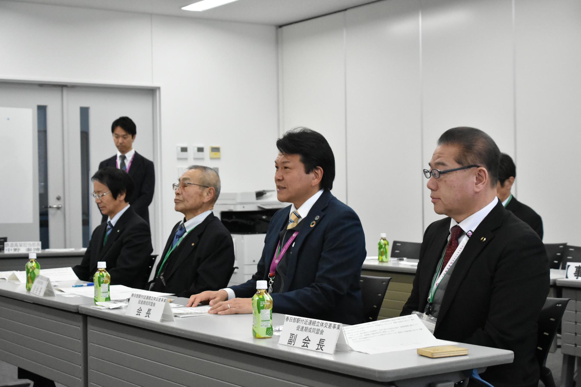 趣旨説明を行う岩谷会長の写真