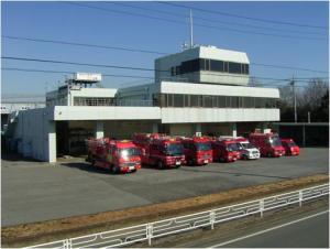 庄和消防署前に消防車6台と救急車のが並び駐車されている写真