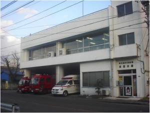 武里分署建物内に駐車された消防車2台と救急車が写った建物の外観写真