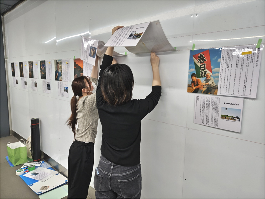 学生が主体となって行った展示設営の様子