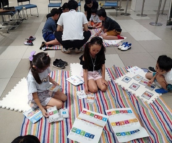 SDGsとお仕事の関連を学ぶ様子