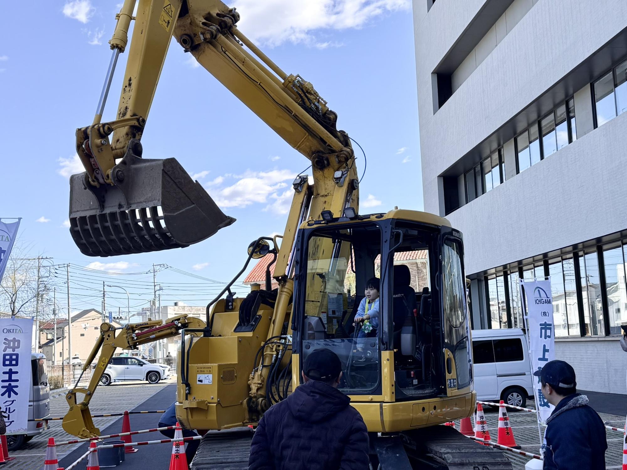 ショベルカーの乗車体験の様子