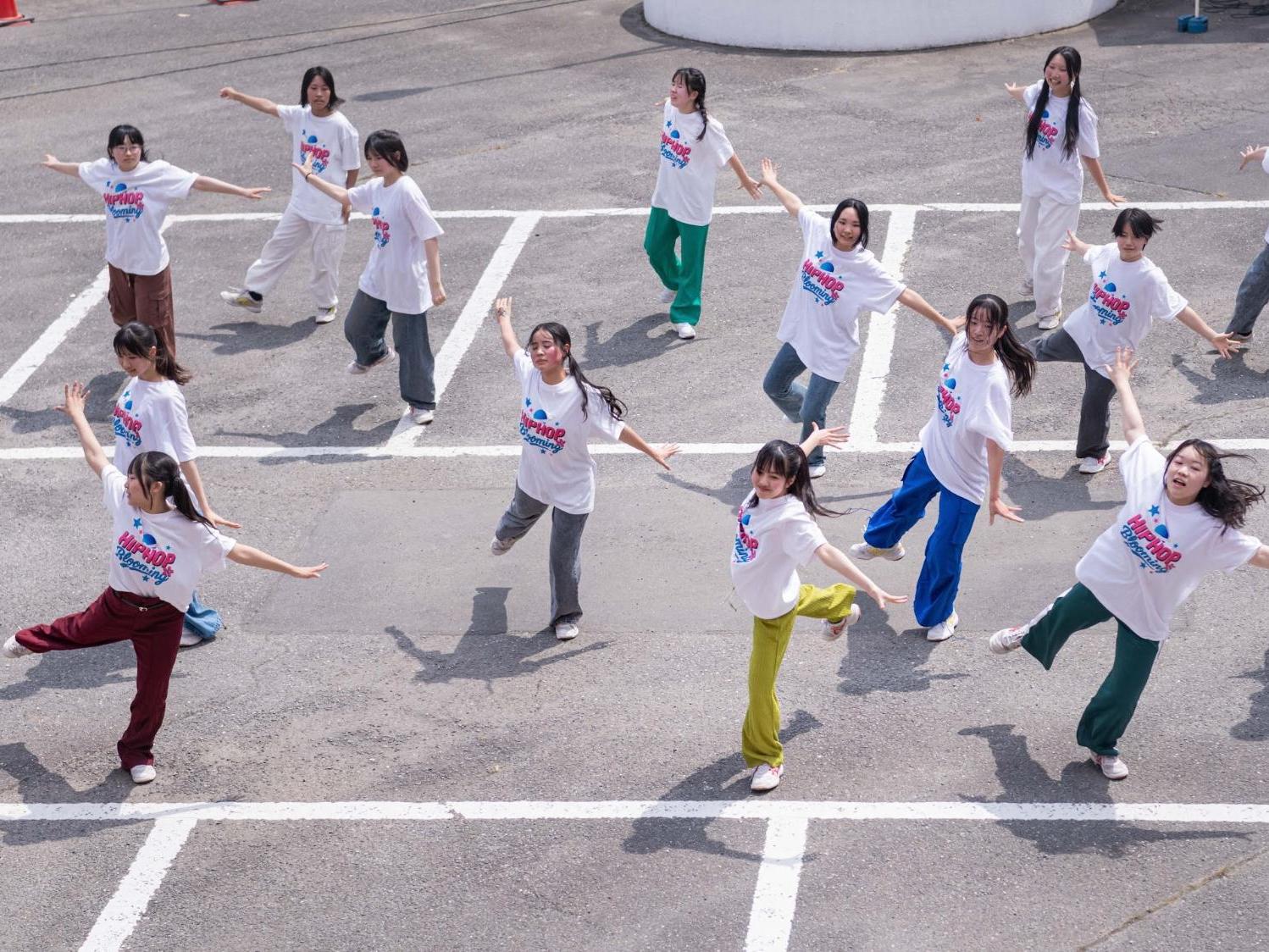 13人の高校生がヒップホップを踊る様子