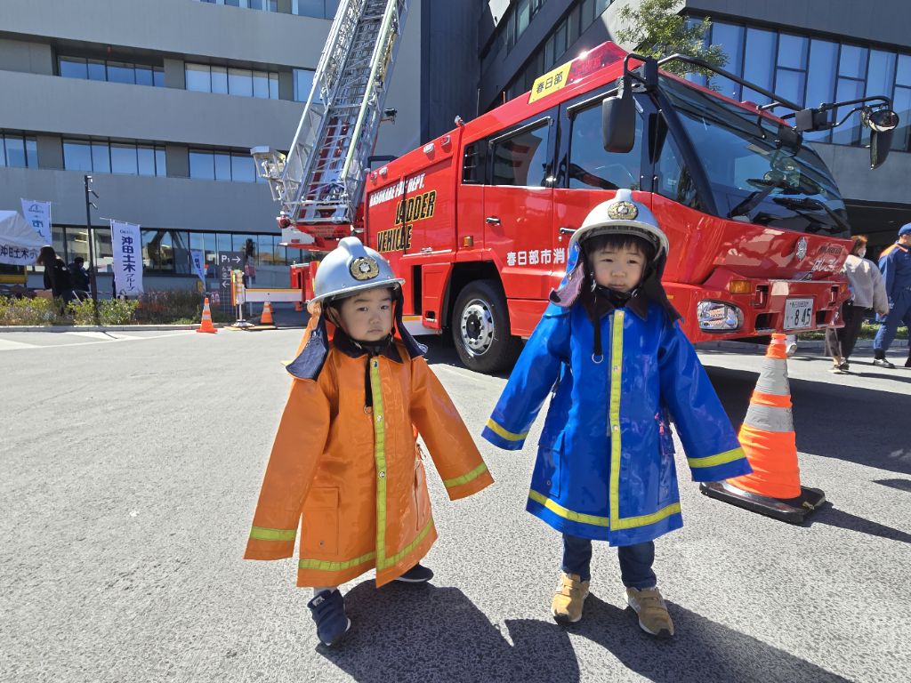 防火衣を実際に着る体験の様子