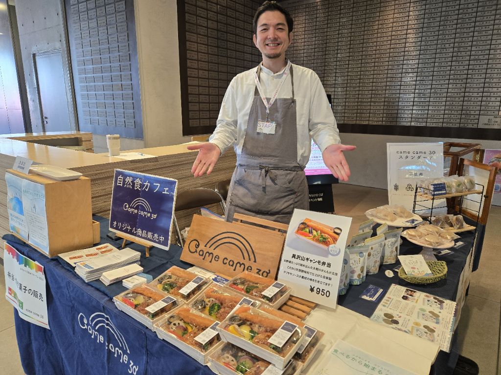 弁当や焼き菓子を販売する様子