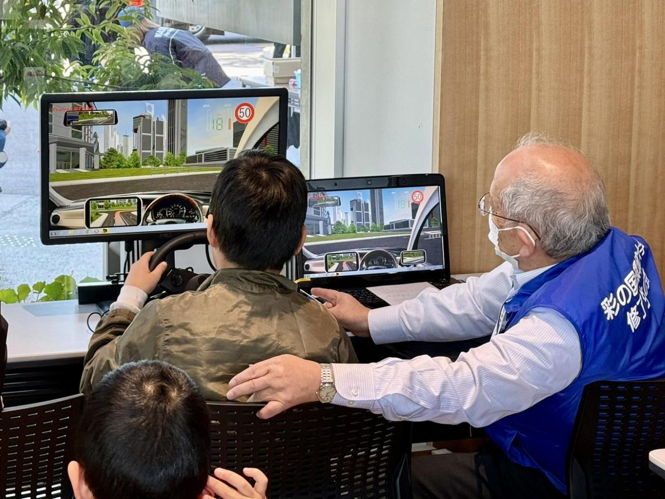 ゲームでエコドライブを体験する様子