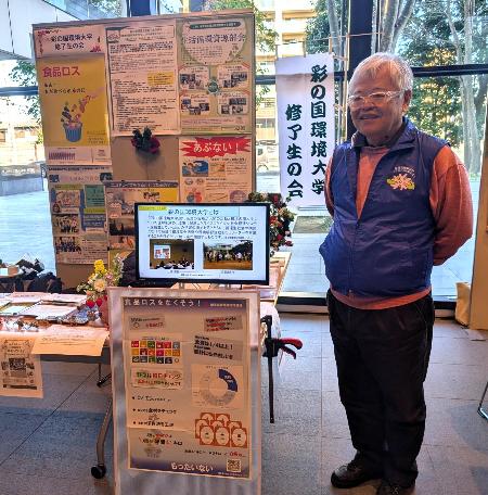 学習のすすめの教材をモニターに映す様子