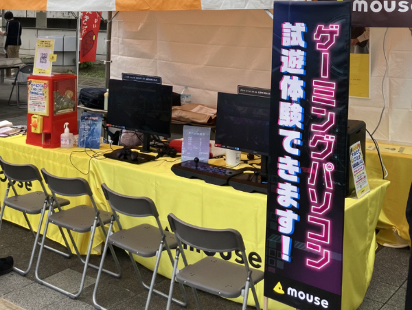 ゲーミングパソコンが並ぶ様子