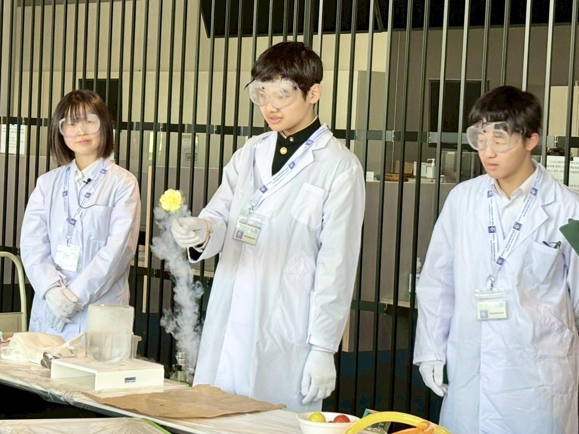 3名の生徒が科学実験を行う様子