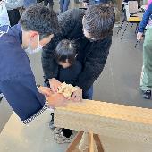 親子がかんな削りを体験する様子
