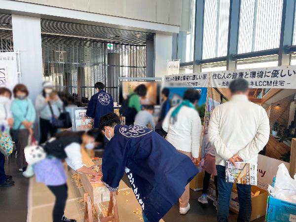 親子がかんな削りを体験する様子