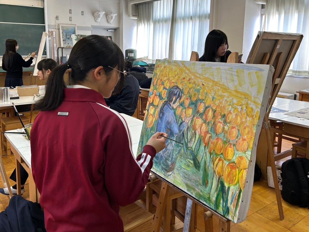 学生がそれぞれ絵を描く様子