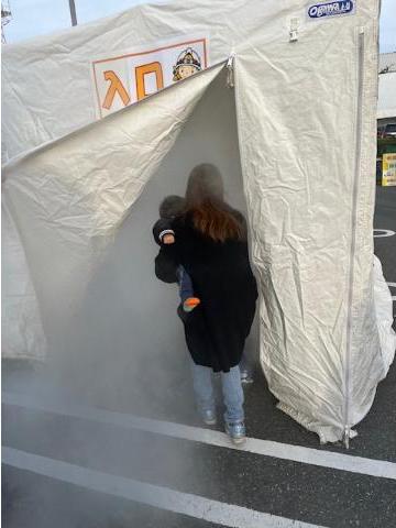 参加者が煙体験会場のテントに向かう様子