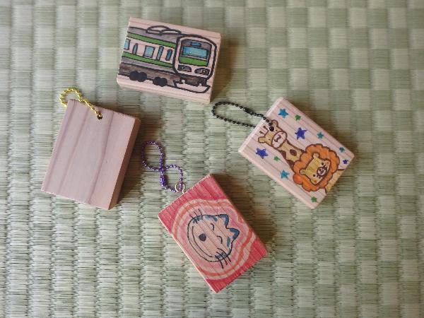 木製のキーホルダーの写真