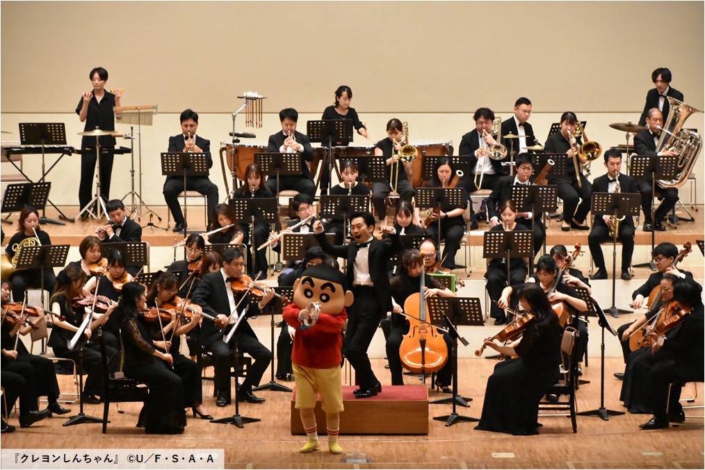 クレヨンしんちゃんと音楽団が演奏する様子