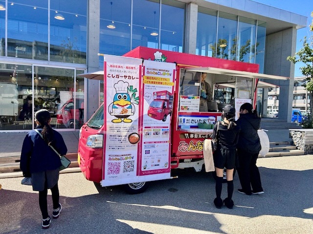 キッチンカーでこしがーやカレーを販売する様子