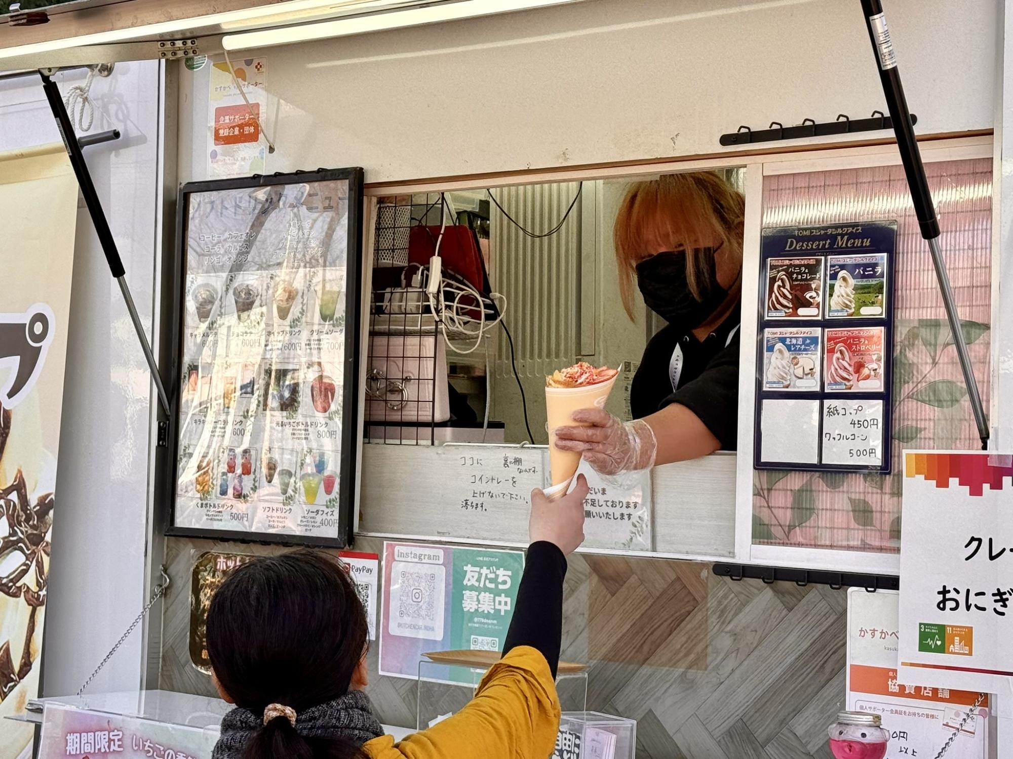 キッチンカーでクレープを販売する様子