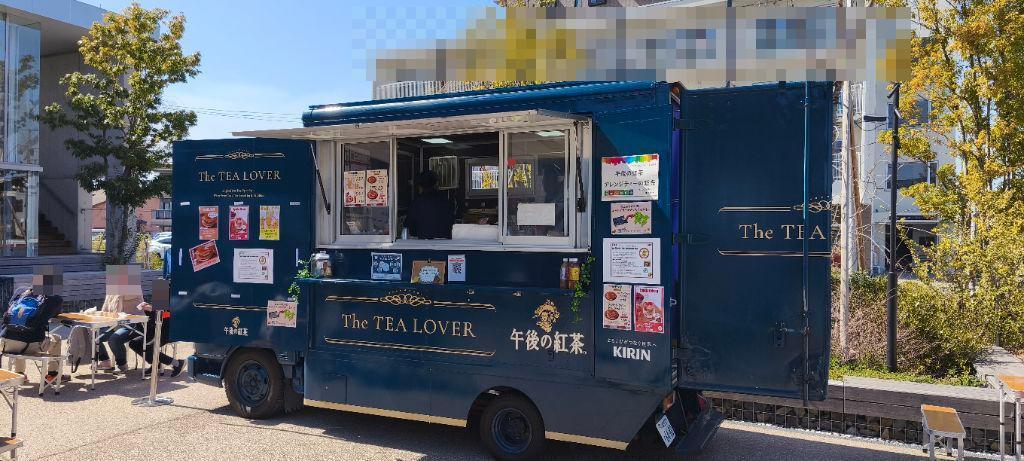 キッチンカーでクレープを販売する様子