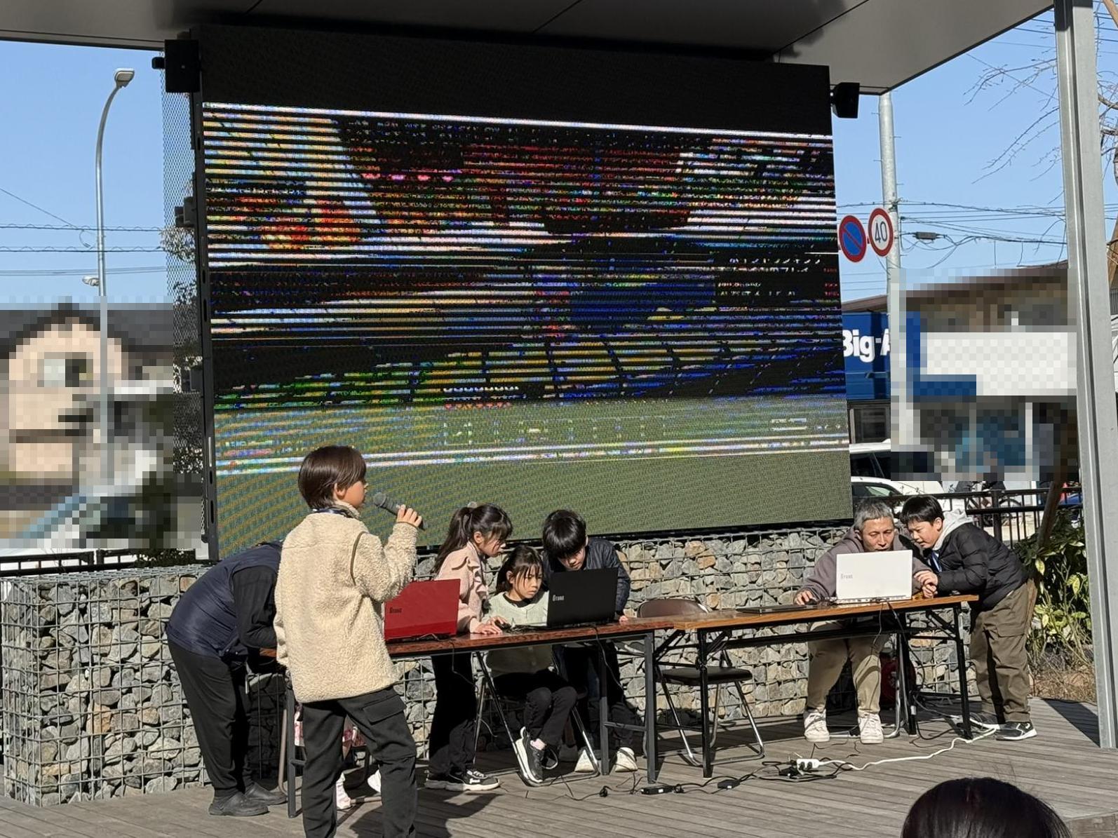 ステージのスクリーンでマイクラを体験する様子