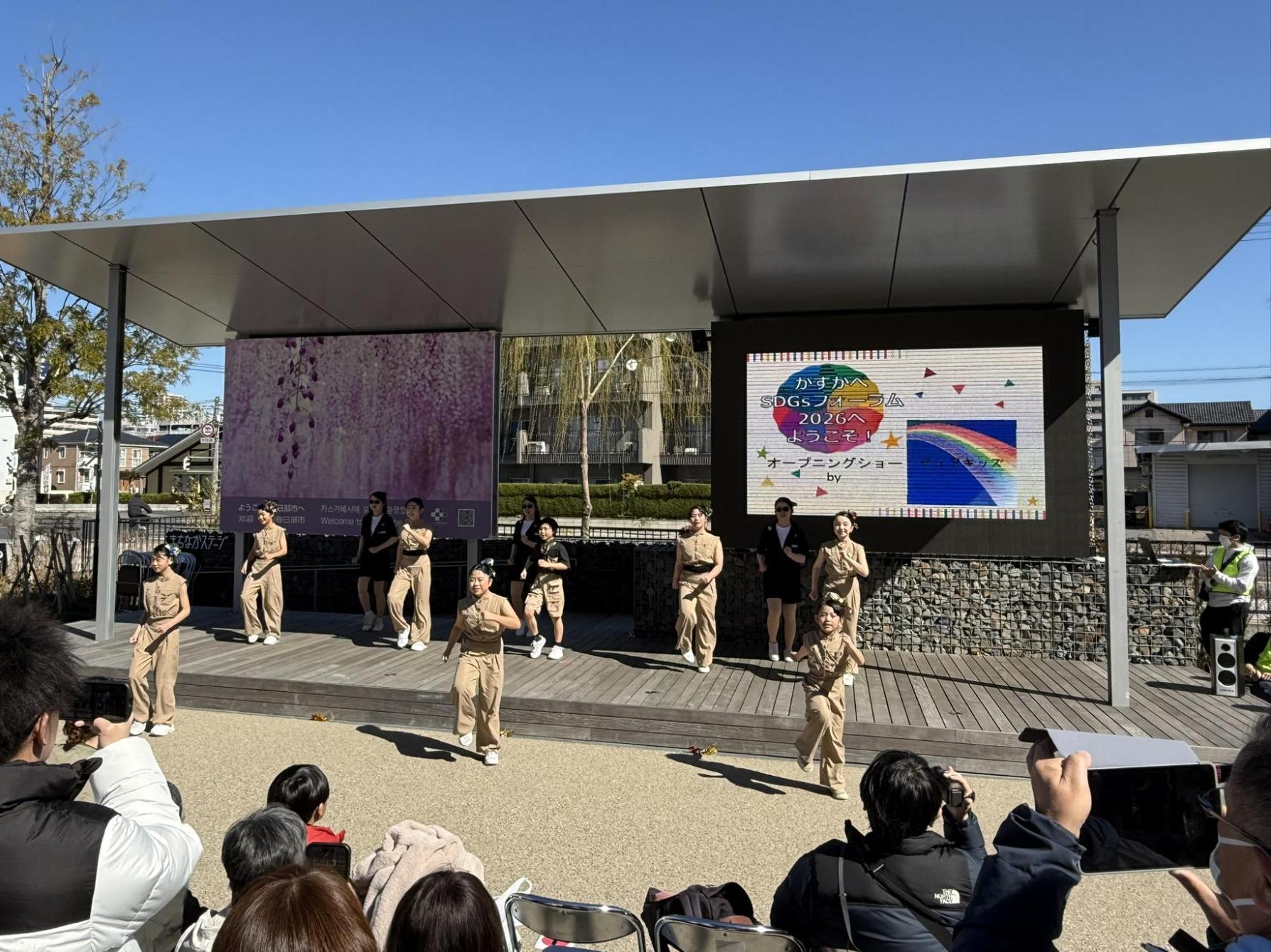 こどもたちがオープニングショーとしてステージでダンスを踊る様子