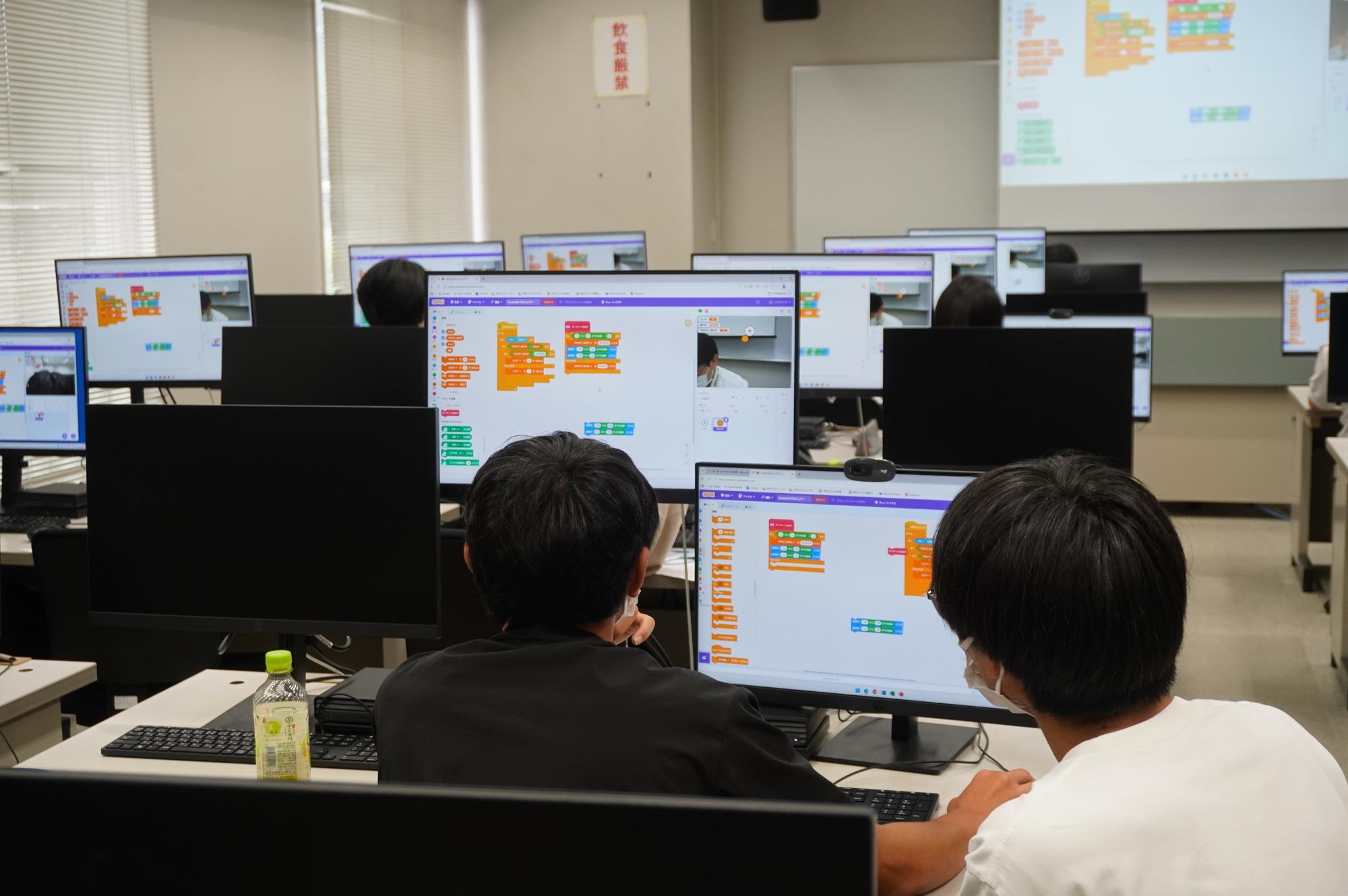 共栄大学の学生が体験をサポート