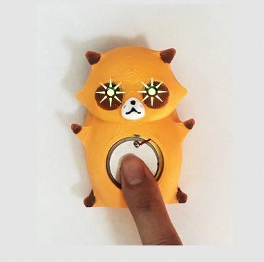 指で押して光るおもちゃの様子