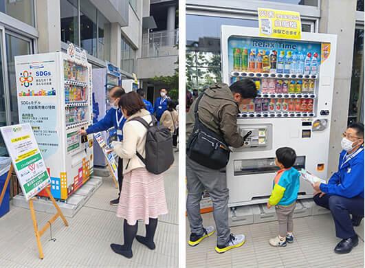 自動販売機で飲み物を買う様子