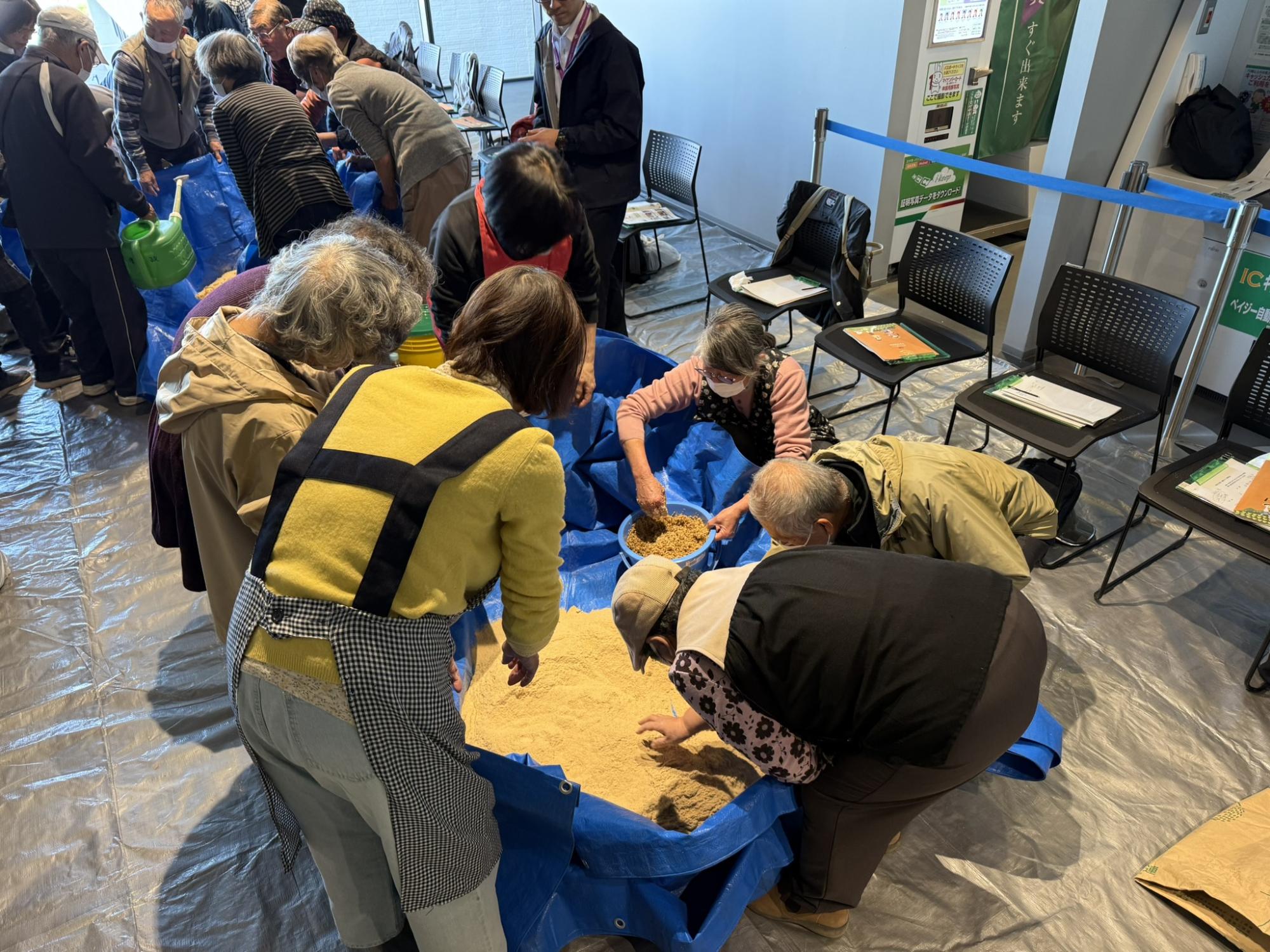 土を使用してたい肥作りを学ぶ様子