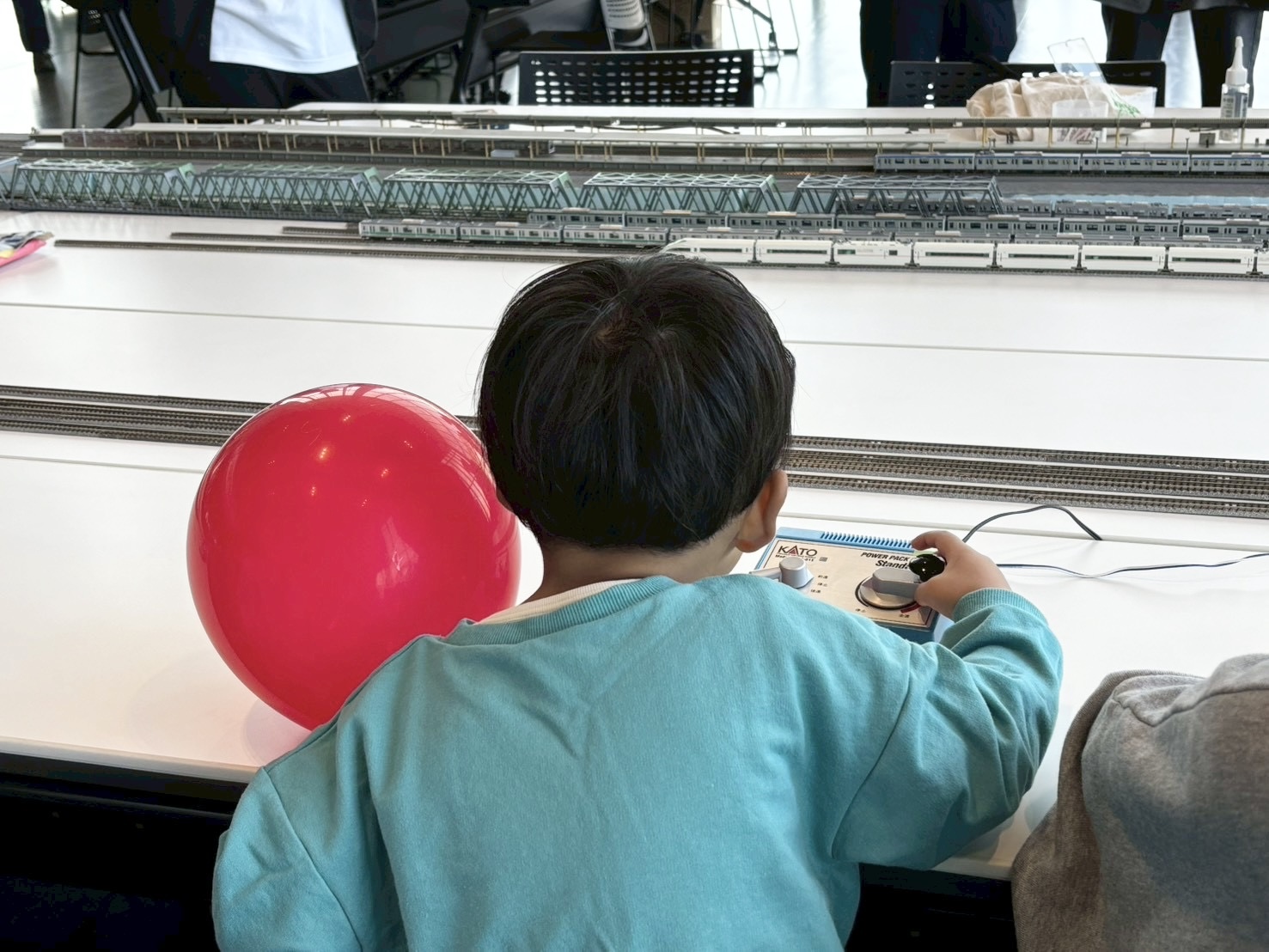 男の子が鉄道模型を走らせる様子