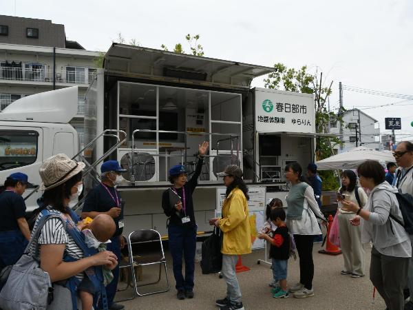 地震体験車に集まる参加者の様子