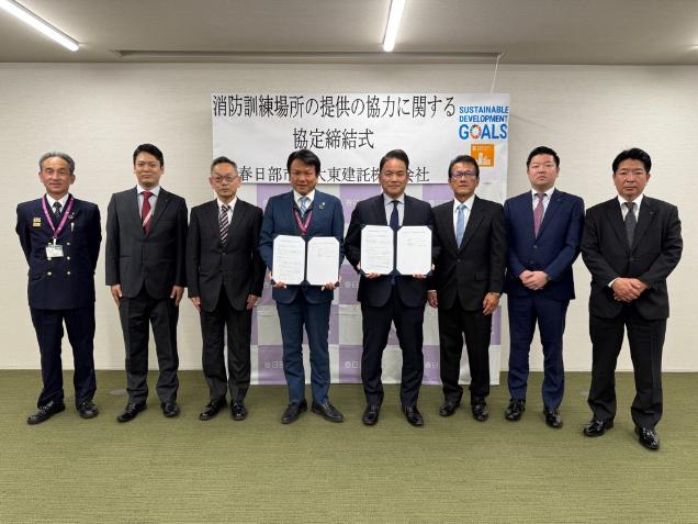 締結後に記念撮影をしている