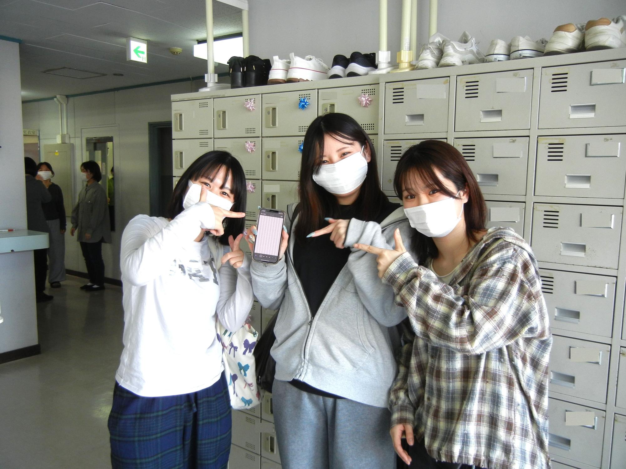 みんな一緒にスマホで合格発表を確認しました