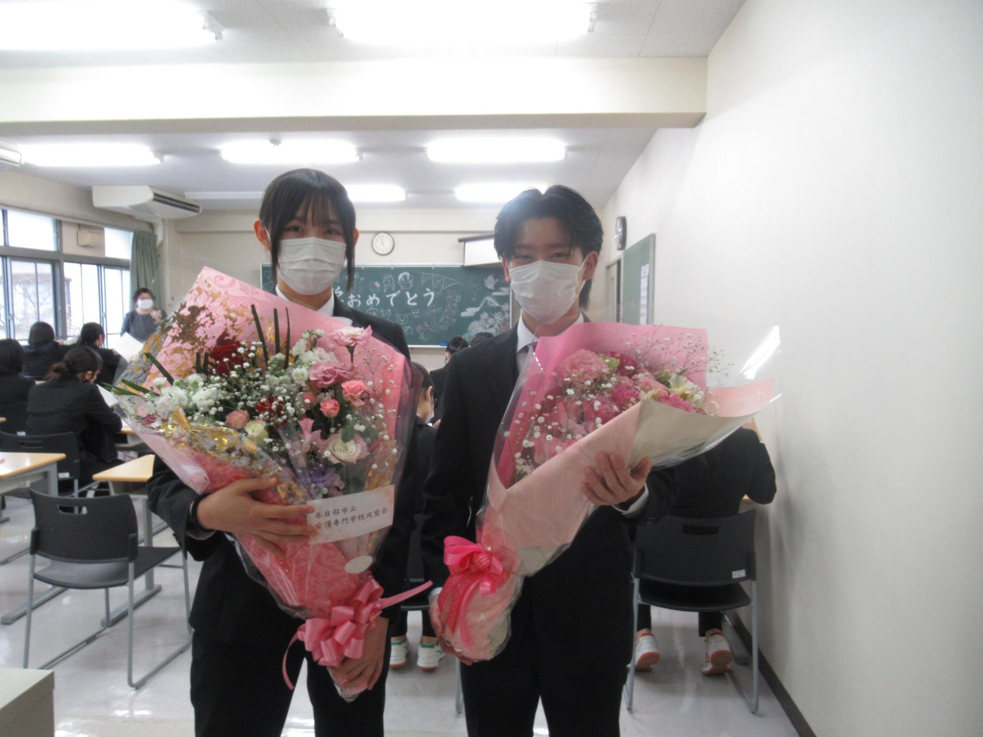 本校同窓会と市立医療センターより素敵な花束をいただきました