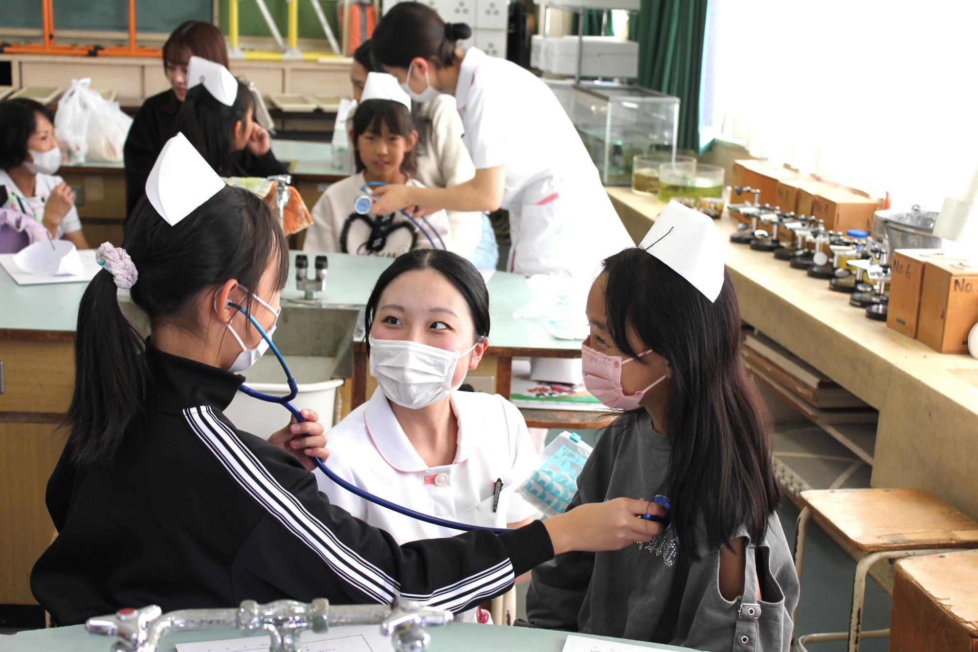 初めて聴診器に触れてみて、うれしそうでした