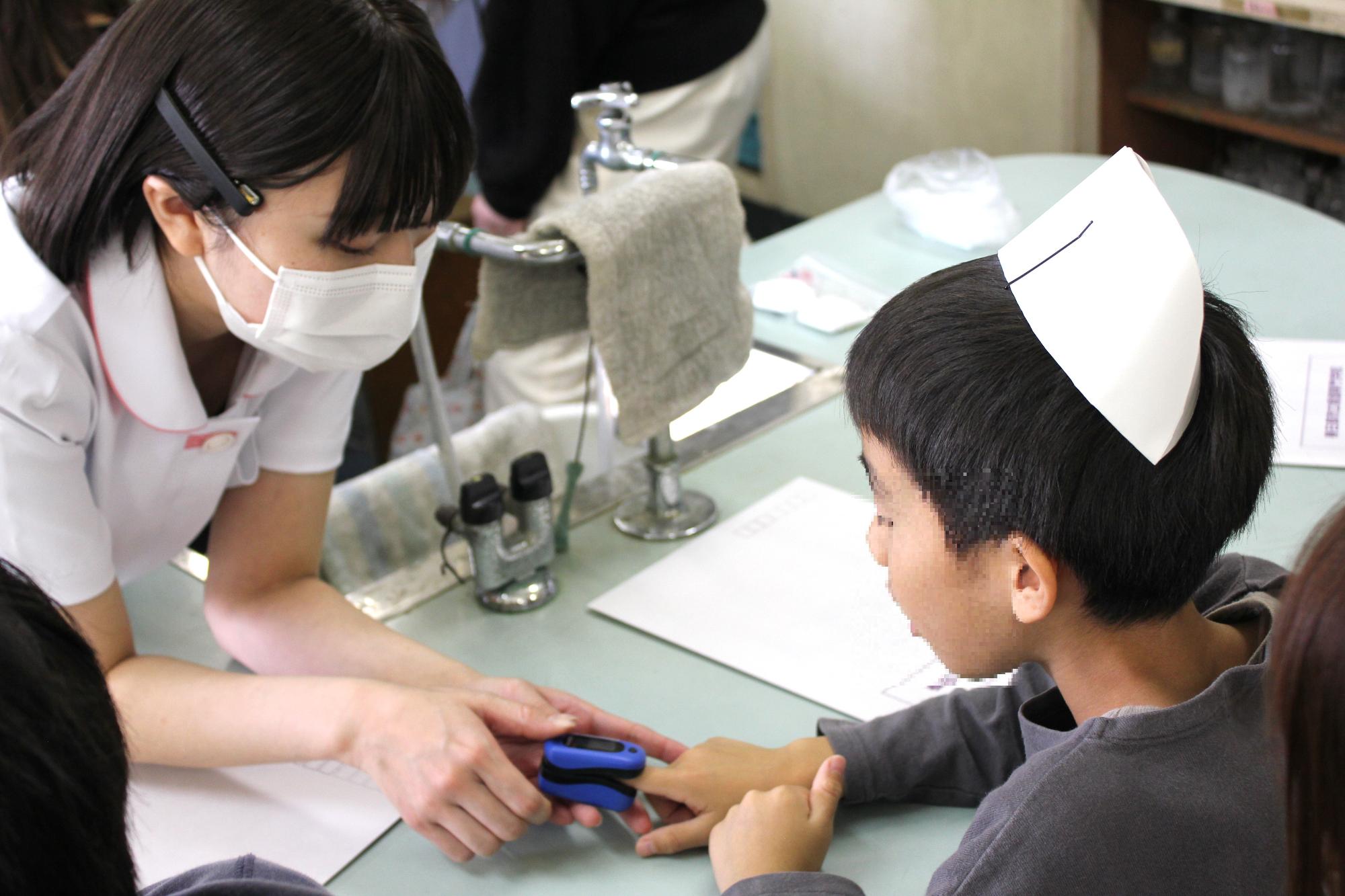 酸素飽和度を測定し真剣な様子