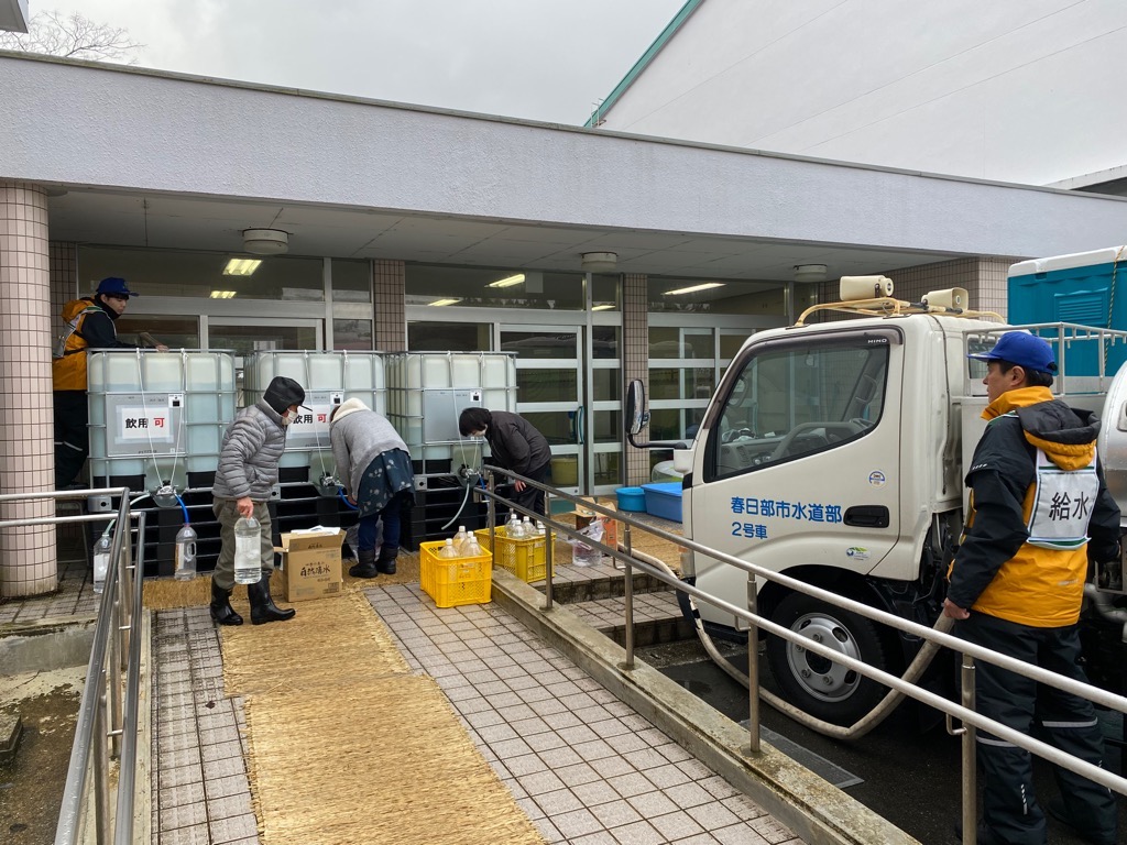 志賀町の避難所（旧小学校）での給水活動する様子（1月23日午前10時時点）