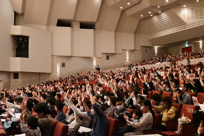 演奏にあわせて手遊びをする来場者