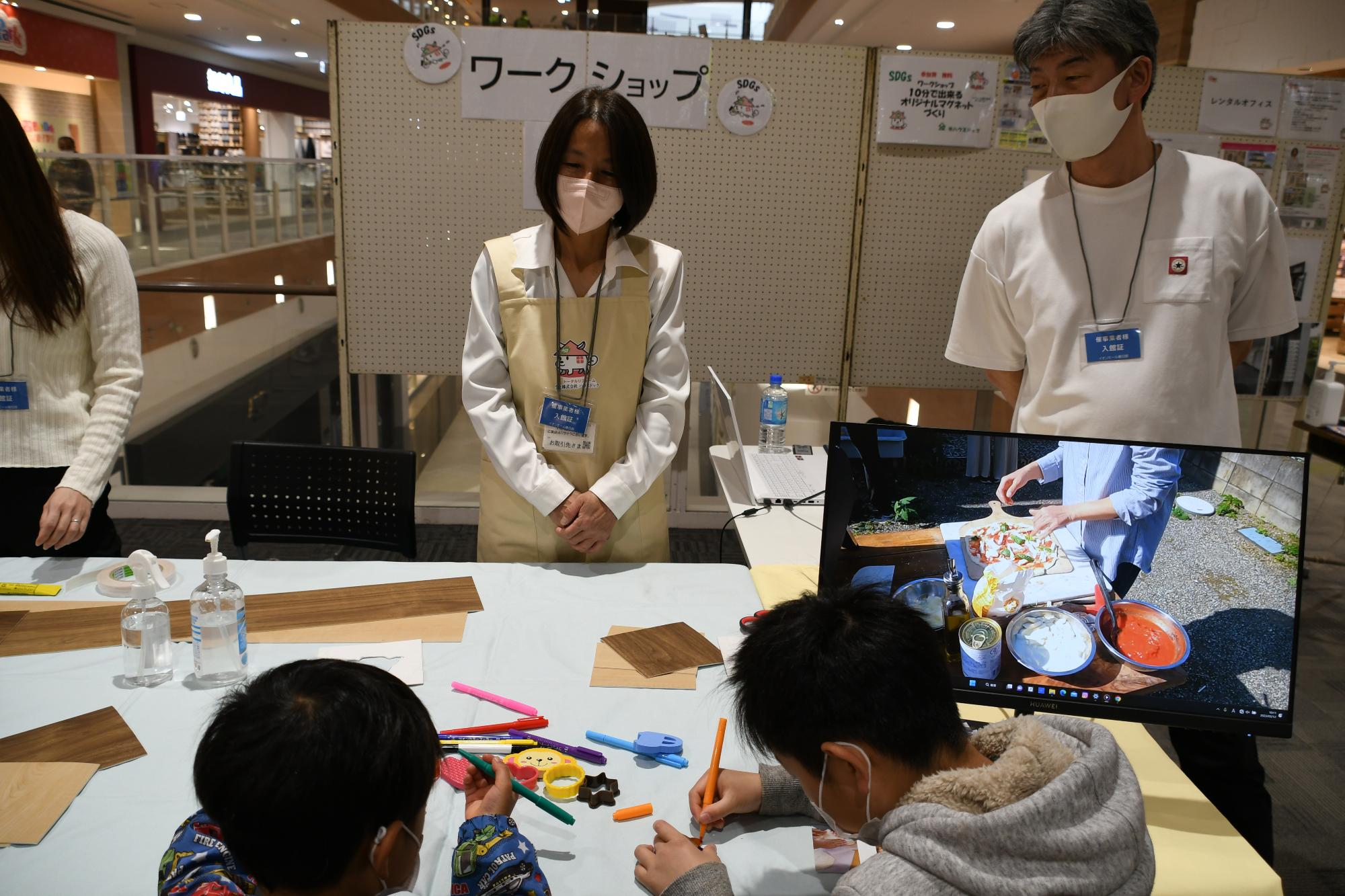 「株式会社ハウスドッグ」のワークショップ「10分で出来るオリジナルマグネットづくり」の様子