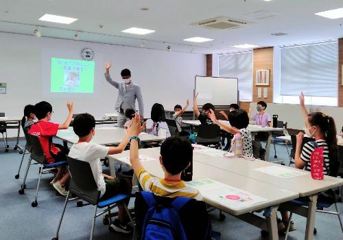 参加した子供たちは、元気よく手絵を挙げて講義に参加しています。