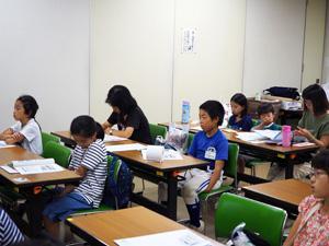 教室で何組もの親子が座って講座を受講している写真