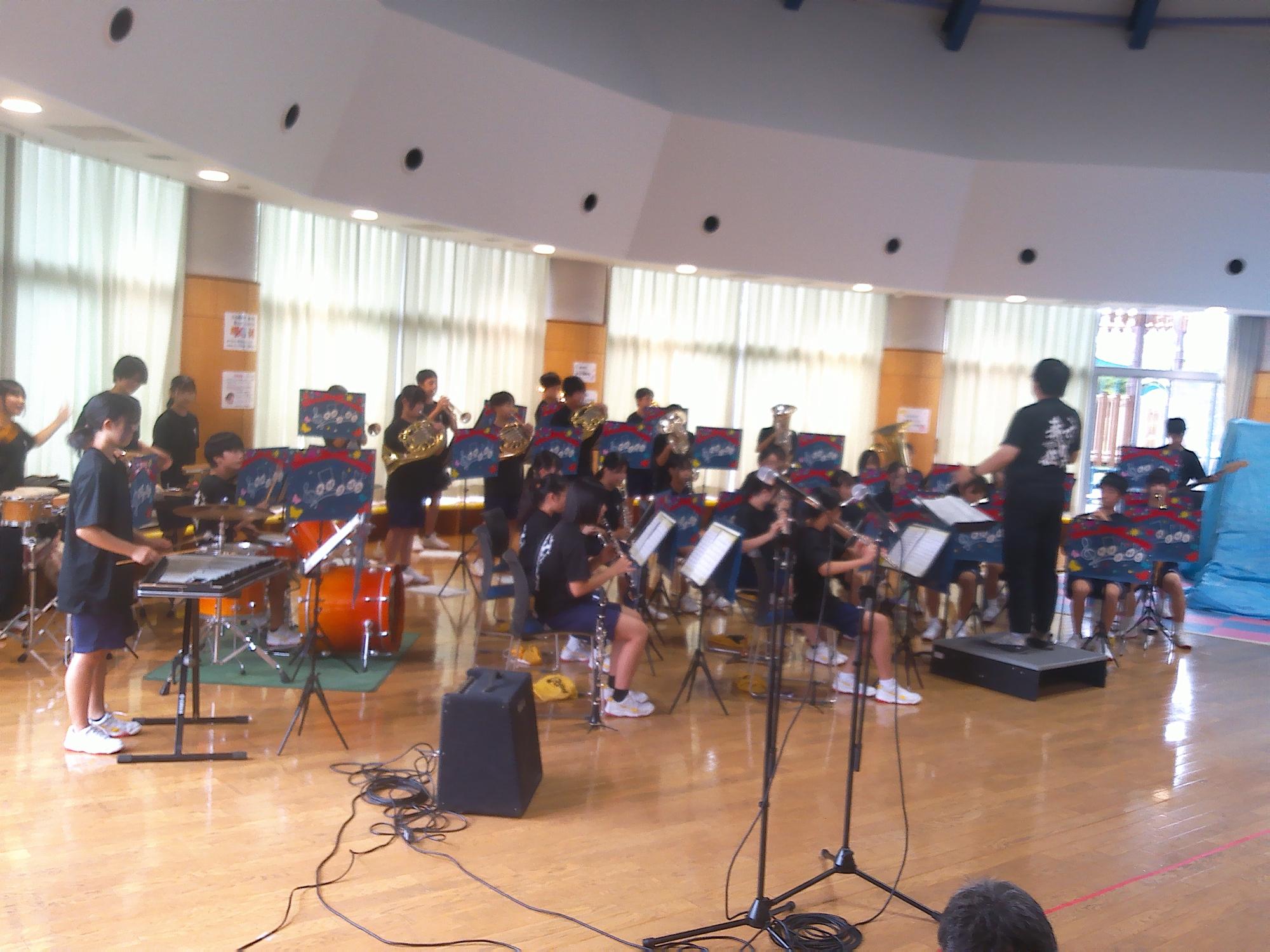 エンゼル・コンサート2025の春日部東中学校吹奏楽部の演奏の様子
