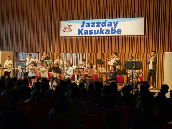 中央町第4公園での演奏の様子