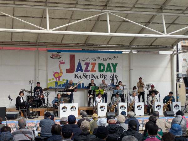 東部地域振興ふれあい拠点施設の演奏の様子