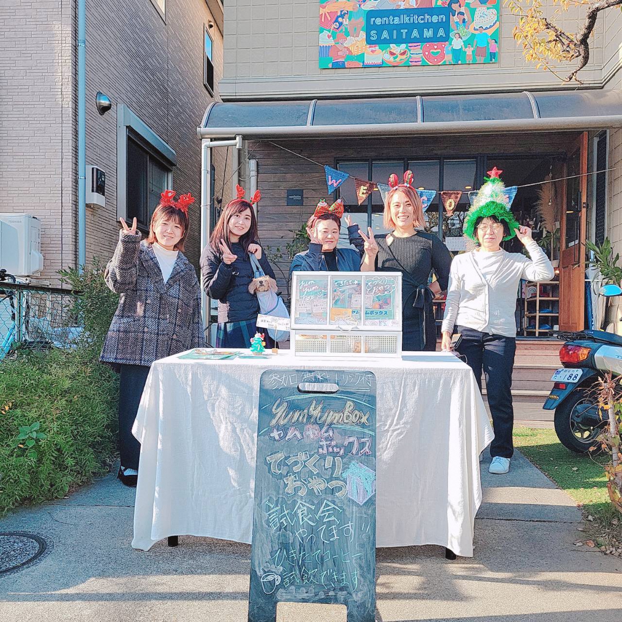 店舗前でイベントを行うおおさとさんと会員さん